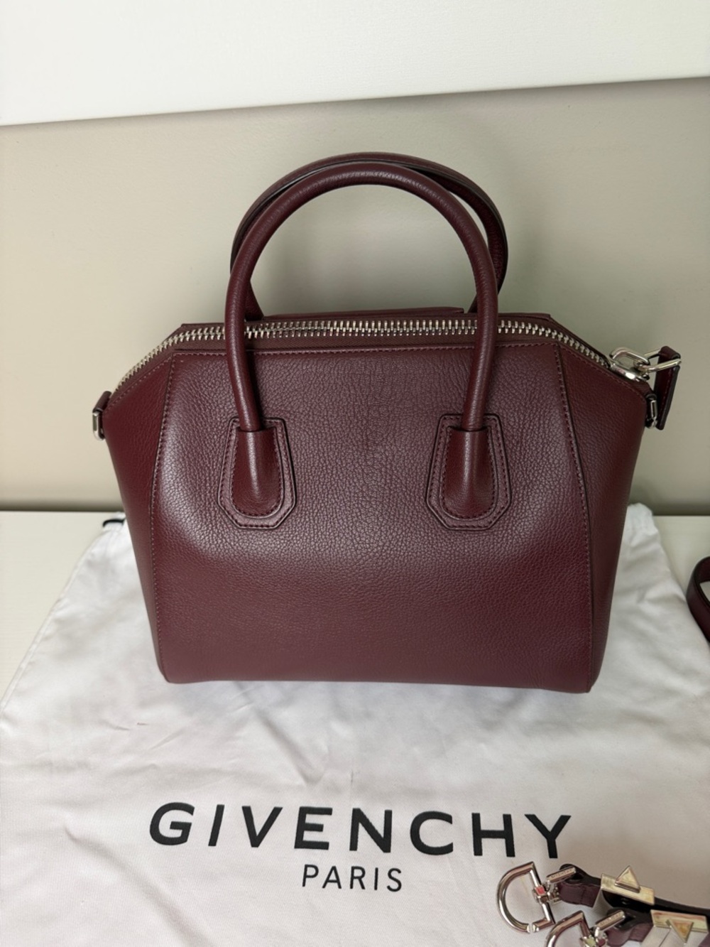 Authentic Givenchy Antigona small Sugar Satchel with Detachable Strap - Picture 5 of 13